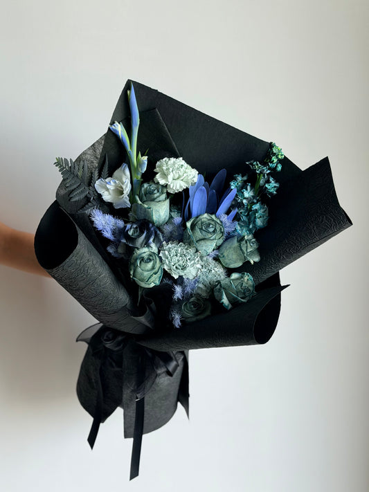 Noir Midnight: A sophisticated deep-blue dyed fresh flower bouquet with modern noir wrapping by Miyabi Cakery, Kuala Lumpur. 静寂の中に宿る、深い蒼。